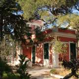 Di un acceso color salmone � invece l�unica villa di cui risulta ancora visibile il nome della famiglia a cui � appartenuta: si tratta di villa Lioce, un piccolo edificio a due piani costellato anch�esso da persiane verdi che danno su un ampio giardino